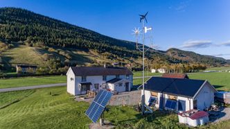 Blikkfang: Det er ikke så mange som har både solcellepanel og flere vindmøller i hagen sin langs fylkesveg 715 i Rissa. Foto: Håvard Zeiner