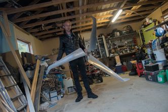 Neverås prøver seg fram med ulike rotorblader til vindturbinen. I garasjen har han en rotor med tre blader i aluminium. Foto: Havard Zeiner
