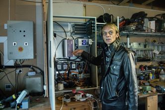 Full oversikt: Fra dette skapet har Neverås til enhver tid mulighet til å sjekke hvor mye strøm som produseres. Foto: Havard Zeiner