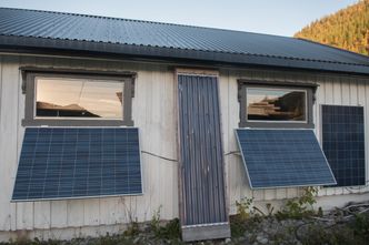 Solfanger: Midt på garasjeveggen mellom solcellepanelene er det montert en solfanger som varmer opp luft som går til oppvarming av garasjen. Foto: Havard Zeiner