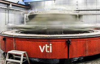 Veislitasjen dokumenteres gjennom en såkalt overrun-test, der dekket kjøres 400 ganger over steinplater i 100 kilometer i timen. Deretter måles slitasjen ved å veie steinplatene før og etter kjøringen. Foto: Statens väg- og transportforskningsinstitut (VTI) 