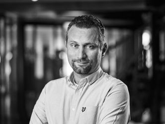 Espen Holje er daglig leder i Escio. Han sier at man ikke trenger å være i oslogryta for å lande de virkelig fete kundene. - At man jobber ute i distriktene betyr ikke at man ikke kan jobbe med de kule jobbene. Flere og flere flytter ut igjen av Oslo når de ser at de kan få kreative jobber også i hjemtraktene, konstaterer han til digi.no. Foto: Escio