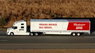 Denne lastebilen leverte over 50 000 bokser øl. Under mesteparten av den 193 kilometer lange ferden satt ikke sjåføren ved rattet. Foto: Otto