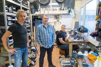 Trangt om plassen: Dette er "garasjen" hvor det nye norske giret utvikles. Det er trangt, men det har ikke ingeniørene Knut Tore Ljøsne, Espen Wettre og Sverre Steen noe mot. Foto: ORV