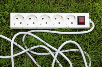 Spionutstyret kan skjule seg i et grenuttak, eller strengt tatt alskens annen elektronikk. Illustrasjonsfoto. Bilde: Colourbox