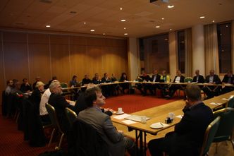 Statssekretærene Dilek Ayhan i Næringsdepartementet og Kjell Børge Freiberg i Olje- og energidepartementet møtte et tjuetall næringsaktører i Ålesund for å få innspill til ny havroms- og industripolitikk. Foto: Tore Stensvold