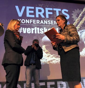 Næringsminister Monica Mæland mottok rapporten Maritim21 fra NHH-professor Siri Pettersen Strandenes. Maritim21 inneholder konkrete forslag til maritim strategi. Foto: Tore Stensvold