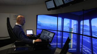 Senioringeniør Bjørnar Vik i automasjonslaboratoriet til Rolls-Royce i Ålesund. Det er her Rolls-Royce legger hovedvekten på sin forskning og utvikling av framtidas mannskapsfrie skip. Foto: Tore Stensvold