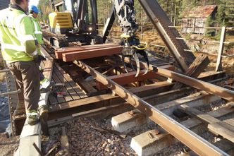 Svillene legges over Retelva ved Fidjetun. Foto: Ingar Uldal/ Jernbaneverket