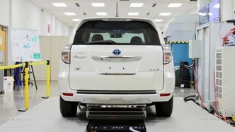 Fra testing av trådløs lading av bil. Foto: Oak Ridge National Laboratory