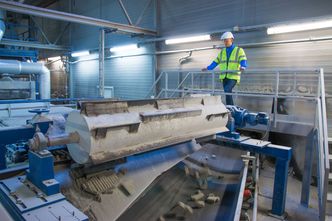 Mens Glasoporen fortsetter å sprekke opp havner den på et samlebånd som frakter den ut til de enorme haugene bak fabrikken.