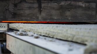 Ut av ovnene kommer ferdig Glasopor, som i møte med romtemperert luft umiddelbart begynner å sprekke opp langs frakturene som oppstår i ovnen.