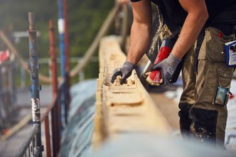 Mens bygningskroppen til det nye skolebygget består av massivtre, isoleres hele bygget med trefiber. I tillegg til det varmes hele bygget opp med treflis. Foto: Mikkel Moxness/Hunton