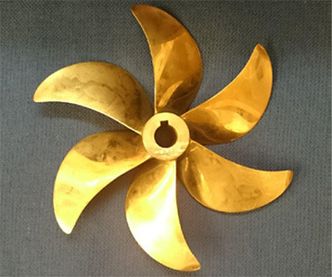 Ny og spesialtilpasset propell til 13.100-TEU-skipene. De kan alene bety drivstoffbesparelser på 7,5 prosent. Foto: DNV GL