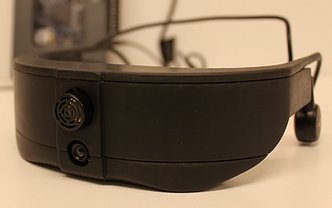 Prototypen i Colorophone består av et par briller med innebygd kamera, en avstandssensor, AfterShokz hodetelefoner og en prosesseringsenhet (myRIO). Foto:  Kawan Kandili