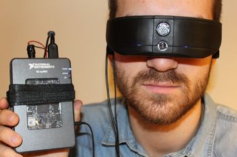 . Sensorisk substitusjon betyr å sende informasjon til hjernen gjennom en alternativ sensorisk kanal. I dette tilfellet via ørene i stedet for øynene. Foto:  Kawan Kandili