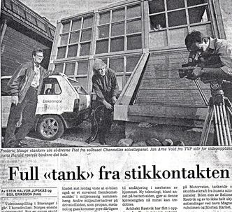 Allerede i 1988 ble det laget en film ”The Sunshine Revolution”, som ennå ligger på You Tube. Den viste hvordan elbilen og en soldrevet bolig (Chanelle) lånte strøm av hverandre. Faksimile Stavanger Aftenblad.