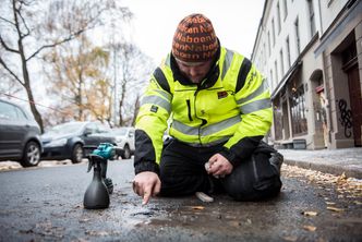 KONSENTRERER SEG: Prosjekttekniker Krister Kvisla-Johansen legger siste finger på sensoren han nettopp har montert. Foto: Mathias Klingenberg