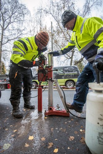 MONTERER: Prosjektingeniørene Krister Kvisla-Johansen og Geir Pettersen monterer i disse dager sensorer på Grünerløkka i Oslo. Foto: Mathias Klingenberg