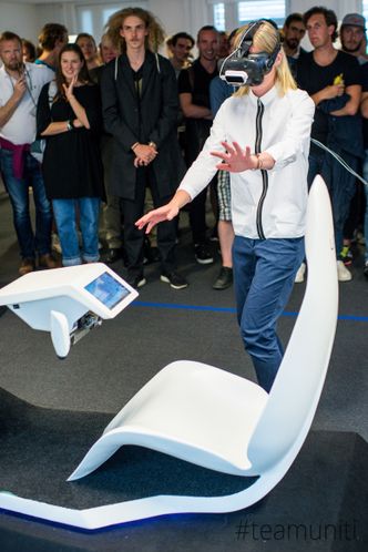 Fra en demonstasjon av prototypen av cockpiten. Spakene erstatter det tradisjonelle rattet. Foto:  Uniti