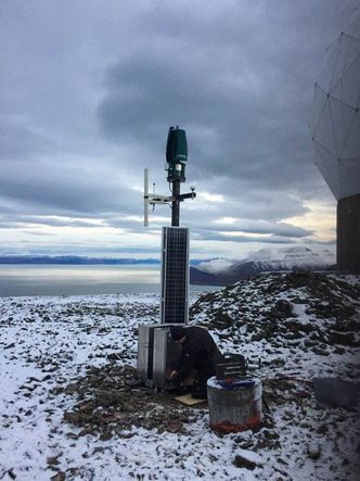 Montering av mast med solcelle og kommunikasjonsutstyr til Greenfield, Kystverkets nye ASI basestasjon på Svalbard. Prøvedrift skal gå fram til sommeren 2017. Foto: Kongsberg Seatex