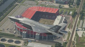 Industrien i Nederland vant flere av de første F-35-vedlikeholdskontraktene. Her er en F-35A over De Grolsch Veste, hjemmebanen til FC Twente. Foto: © 2015 Frank Crébas/ Bluelife Aviation