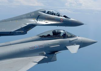 Eurofighter Typhoon var lenge favoritt i den indiske kampflykonkurransen, her sammen med et indisk Sukhoi Su-30MKI (øverst). Foto: Geoffrey Lee, Planefocus Ltd