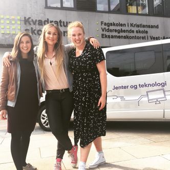 Ellen Therese Rasmussen, Sunniva Rose og Synne Uddmo Ask er blant de unge kvinnelige teknologiutdannede, som har reist rundt i landet med en «Jenter og teknologi»-buss, for å overbivse unge jenter om å velge ingeniørfag. Foto: Tuva Gaarder Nordlie/NHO