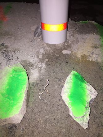 Slik ser det ut etter at Forsvarets hunder har funnet udetonert sprengstoff. Ledningene fører til tenneren og sprengstoffet. Foto: Statens vegvesen