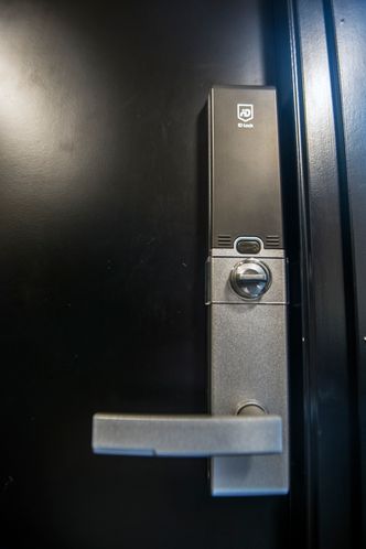 Ytterdøra låses opp ved hjelp av chip og kode. Foto: Mathias Klingenberg