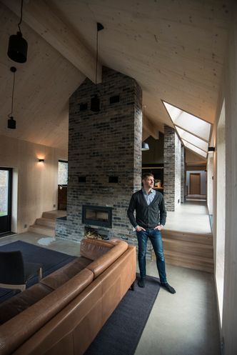 Etter to byggeår kan Håvard Korsvoll, Elisabeth Bøe og deres to felles barn endelig slappe av i sin nye stue. Foto: Mathias Klingenberg