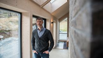Store sydvendte vinduer sørger for mye lys. Lyser faller på termomuren, som lagrer varmen til kvelden. Foto: Mathias Klingenberg