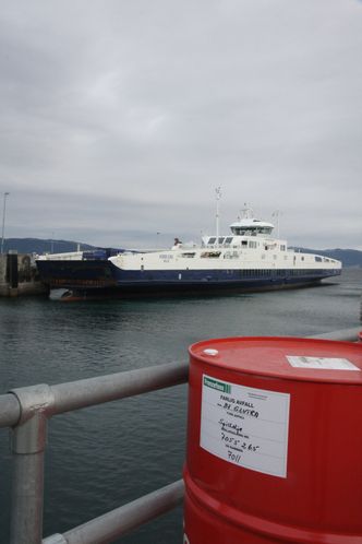 MF Korsfjord er en av to LNG-ferger som går mellom Flakk og Rørvik for Fjord1. I forgrunnen: Tønne for farlig avfall fra Norges første LNG-ferge, Glutra (2000). Foto: Tore Stensvold