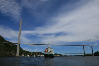 Køfritt på sjøen. Lasteskip på vei under Grenlandsbrua i Telemark. Trafikken går ofte i sneglefart på veien og forårsaker både lokale helseproblemer og slipper ut klimagasser. Moderne skip med LNG-motorer og hybridløsninger som tar over for veitransport, er gode alternativer for å redusere nasjonale utslipp. Foto: Tore Stensvold