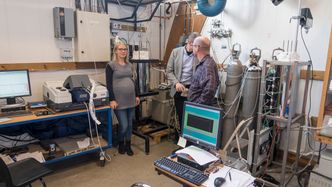 Labskala: Salcapes teknologi virker som den skal i labskala. Nå trenger selskapet samarbeidspartnere som kan hjelpe til med å skalere prosessen. Fra venstre; postdoc Heidi S. Nygård, Førsteamanuensis ved Matematiske realfag og teknologi ved NMBU, Espen Olsen og daglig leder i Salcape, Henrik Lid Scharff. Foto: ORV