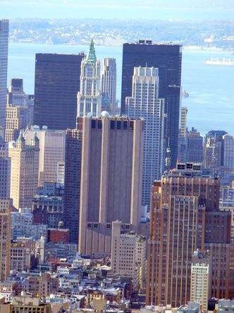 Den anonyme betongkolossen er den eneste skyskraperen i New York uten vinduer. Taket huser også satellittantenner og den eneste jordstasjonen AT&T opererer i storbyen. Bilde: Dave Keeshan/Flickr, creative commons