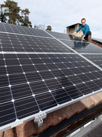 Stadig flere nordmenn skaffer seg solcellepaneler. På bildet Andreas Bentzen fra Otovo som selger solcellepanel. Bilde: Kallestad, Gorm/NTB Scanpix