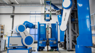 Firkløver: Disse fire robotene jobber i en nøye koreografert dans inne på farbikkgulvet til RDS. Snart kan de gjøre det samme på en oljeplatform, og allerede er den første komponenten solgt til en kunde.