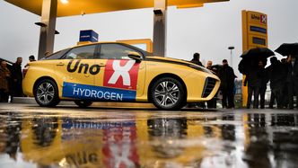 Uno-X åpnet sin første hydrogenstasjon i forrige uke. Her er én av sju norskregistrerte Toyota Mirai ved pumpa. Foto: Eirik Helland Urke