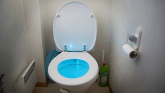 Magnus Ognedal har installert blått lys i doskålen. Foto: Foto