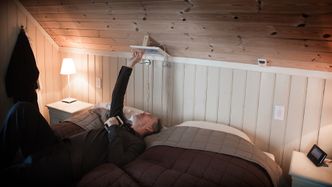 Gaute Espeland kan sette på kaffetrakteren, åpne soveromsvinduet og styre alle husets funksjoner fra Ipaden over senga. Foto: Eirik Helland Urke
