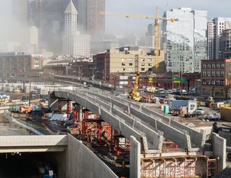 Broen, som er en avkjøringsrampe i nordgående retning til South Dearborn Street, oppføres nå. Den skal etter planen være ferdig våren 2017. Foto: Washington State Department of Transportation