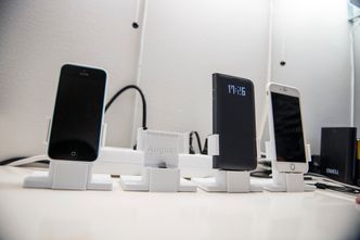 Denne dockingstasjonen har Solheim designet og printet ut selv. Den er modulbasert, slik at den enkelt kan tilpasses forskjellige telefoner. Foto: Mathias Klingenberg