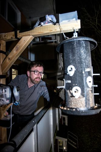 Solheim overvåker denne fuglekassa med sensorer for blant annet å se hvor mye mat spises. På stativet (helt til venstre) har Solheim montert en Iphone som kan ta bilder av fuglene. Foto: Mathias Klingenberg