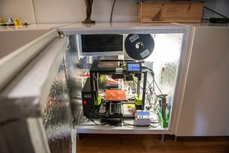Denne 3D-printeren bruker Solheim til å skrive ut figurer, oppbevaringsbokser og andre ting han trenger i hjemmet. Foto: Mathias Klingenberg