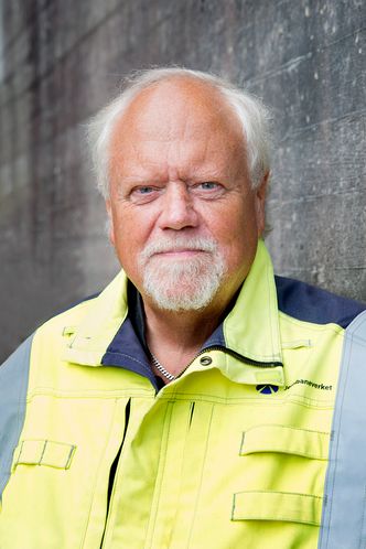 Prosjektleder Knut Edmund Knutsen mener sporet skal være klart på mandag til tross for at det fremdeles gjenstår en del arbeid fredag morgen. Foto: Anne Matte Storvik/ Jernbaneverket