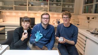 Termoelektrikere: Postdoc Xin Song, ved Senter for materialvitenskap og nanoteknologi, doktorgradsstudent Henrik Riis og Ph. D. Matthias Schrade jobber alle for å øke effektiviteten i termoelektriske elementer. De håper at teknologien skal blir en effektiv måte å hente verdifull strøm fra restvarme som er vanskelig å utnytte. Foto: ORV