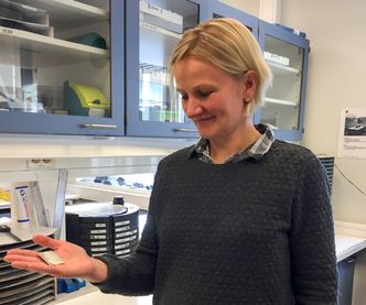 Energielement: Marianne Engvoll leder Skatech-selskapet TEGma som utvikler termoelektriske moduler for større varmekilder. Her holder hun et element som inngår i slike moduler i hånden. Foto: TEGma 