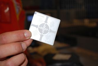 Sporbrikke: Posten benytter passiv RFID som oppfyller ISO 18000-6c-standarden. Passiv betyr at den ikke er avhengig av batteri. Foto: Ragnhild Lunner