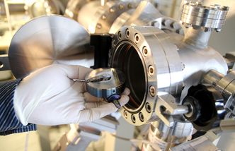 Lager krystallstruktur: Substratet lastes inn i slusa til vakuumkammeret. Inne i kammeret plasseres også en liten bit av det mellombåndmaterialet skal lages av - for eksempel sammenpresset pulver av sink, svovel og krom. I kammeret blir denne biten beskutt med en laserpuls, så overflaten fordamper til en plasmasky. Dette fester seg på substratet, som har den ønskede krystallstrukturen. Foto: Per Henning, NTNU